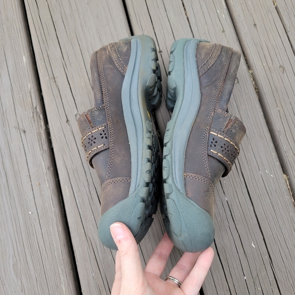 Keen Kaci III Dark Earth/Canteen Oiled Leather Floral Slip-on Oxford Loafer Shoe - Picture 3 of 9